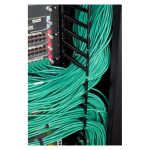 Rack o bastidor independiente APC NetShelter SX 42U en color negro, SKU AR3140. Ideal para centros de datos y servidores.