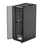 Rack o bastidor independiente APC NetShelter SX 42U en color negro, SKU AR3140. Ideal para centros de datos y servidores.
