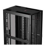 Rack o bastidor independiente APC NetShelter SX 42U en color negro, SKU AR3140. Ideal para centros de datos y servidores.