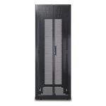 Rack o bastidor independiente APC NetShelter SX 42U en color negro, SKU AR3140. Ideal para centros de datos y servidores.