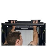Armario rack negro de la marca APC, modelo 42U independiente, SKU AR3150, para equipos de CPD