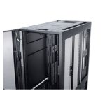 Imagen del APC NetShelter SX 48U, un bastidor independiente de color negro para centros de datos. SKU AR3307