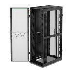APC AR3347B2, armario rack de 52 unidades, color blanco, diseñado para centros de datos, ideal para almacenamiento y organización de equipos electrónicos.