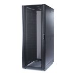 Imagen del bastidor independiente APC NetShelter SX 48U en color negro, modelo de gran capacidad para servidores y equipos de red, SKU AR3357.