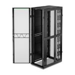 Imagen del armario rack APC modelo AR3358B2 con capacidad para 52U en color blanco, ideal para centros de procesamiento de datos.