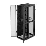 Imagen del armario rack APC modelo AR3358B2 con capacidad para 52U en color blanco, ideal para centros de procesamiento de datos.