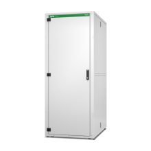 Armario rack blanco de 42U fabricado por APC, SKU AR5340, ideal para centros de datos y servidores con diseño independiente