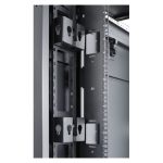 Soportes de Contención de Cables APC AR7710 en color negro para organización eficiente de cables en soluciones de suministro eléctrico.