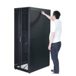 Imagen del APC Easy Rack 600mm/42U/800mm con techo, panel lateral, ruedas y 4 soportes, SKU ER6282, en color negro