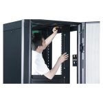 Imagen del APC Easy Rack 600mm/42U/800mm con techo, panel lateral, ruedas y 4 soportes, SKU ER6282, en color negro