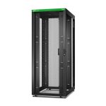 Imagen del APC armario rack 42U, modelo ER8220, en color negro, ideal para centros de datos, con gran espacio de almacenamiento y fácil acceso.