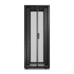 Imagen del APC armario rack 42U, modelo ER8220, en color negro, ideal para centros de datos, con gran espacio de almacenamiento y fácil acceso.