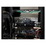 Imagen del interruptor KVM APC modelo KVM-DVIVMCAC en color negro, usado para cableado y gestión de servidores con consola integral.
