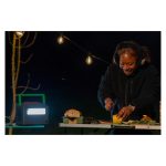 Vista de la estación de energía portátil APC modelo PPS330-GR, con capacidad de 531 W y peso de 3,3 kg, batería de iones de litio