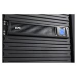 Imagen del sistema de alimentación ininterrumpida APC modelo SMC1000I-2UC con capacidad de 1 kVA y 600 W, pantalla LCD y 4 salidas AC, SKU SMC1000I-2UC