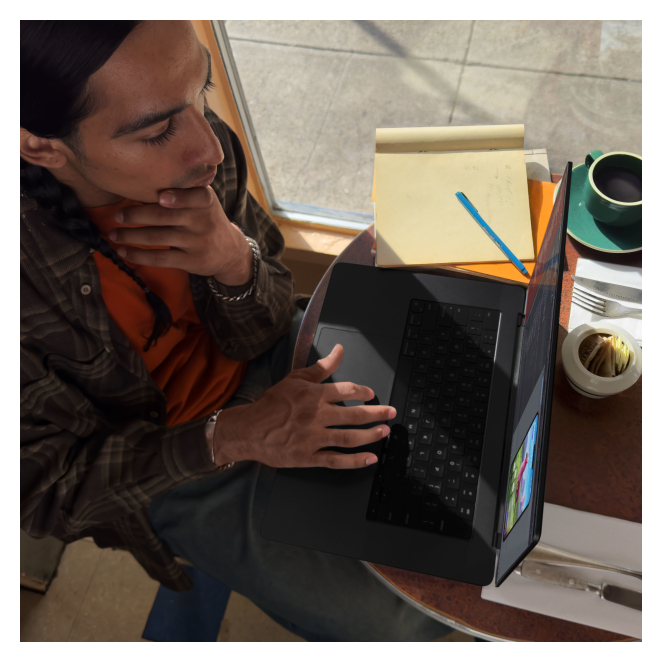 Apple MacBook Pro Apple M M3 Max Portátil 41,1 cm (16.2″) 36 GB 1 TB SSD Wi-Fi 6E (802.11ax) macOS Sonoma Negro 4 usuario utilizando Apple MacBook Pro M3 Max