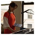 Apple MacBook Air con procesador M2, pantalla de 13.6 pulgadas, 16 GB de RAM, 512 GB SSD, Wi-Fi 6 y macOS Monterey en color gris. SKU Z15T0006Y.