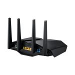 Imagen del router inalámbrico ASUS DSL-AX82U con Gigabit Ethernet, doble banda de 2,4 GHz y 5 GHz en color negro. SKU: DSL-AX82U