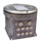 Imagen del switch Fast Ethernet Axis modelo 01535-001 con soporte PoE y carcasa de aluminio, ideal para cámaras de seguridad.