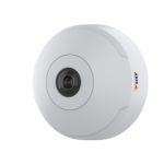 Cámara de vigilancia Axis IP de interior modelo 01732-001 con resolución 3840 x 2160 pixeles, montada en el techo.