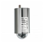 Imagen de la Axis 01928-001, una cámara de vigilancia bala IP para exteriores con resolución 1920 x 1080 píxeles, montada en una pared