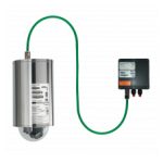 Imagen de la Axis 01928-001, una cámara de vigilancia bala IP para exteriores con resolución 1920 x 1080 píxeles, montada en una pared