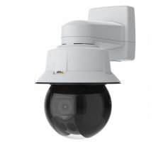 Cámara de seguridad IP Axis Q6318-LE para exteriores con resolución de 3840 x 2160 píxeles y SKU 02446-301, montada en la pared