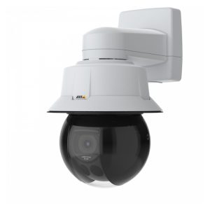 Cámara de seguridad IP Axis Q6318-LE para exteriores con resolución de 3840 x 2160 píxeles y SKU 02446-301, montada en la pared