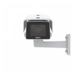 Cámara de seguridad Axis modelo 02622-001, IP, para interior y exterior con resolución de 1920x1080 pixeles, montada en una pared
