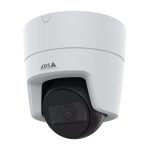 Foto de la Axis M3128-LVE Almohadilla, una cámara de seguridad IP para exteriores con resolución 3840 x 2160 píxeles, montada en un techo. SKU 02920-001.