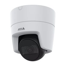 Foto de la Axis M3128-LVE Almohadilla, una cámara de seguridad IP para exteriores con resolución 3840 x 2160 píxeles, montada en un techo. SKU 02920-001.