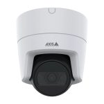 Foto de la Axis M3128-LVE Almohadilla, una cámara de seguridad IP para exteriores con resolución 3840 x 2160 píxeles, montada en un techo. SKU 02920-001.