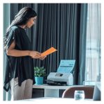 Brother escáner ADS-4500W con alimentador automático de documentos, resolución de 600 x 600 DPI, tamaño A4, en colores Negro y Blanco. SKU: ADS4500WRE1