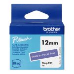 Brother BTAG-F35 cinta para impresora de etiquetas en blanco sobre morado, ideal para etiquetas duraderas y de alta visibilidad. SKU: BTAGF35.
