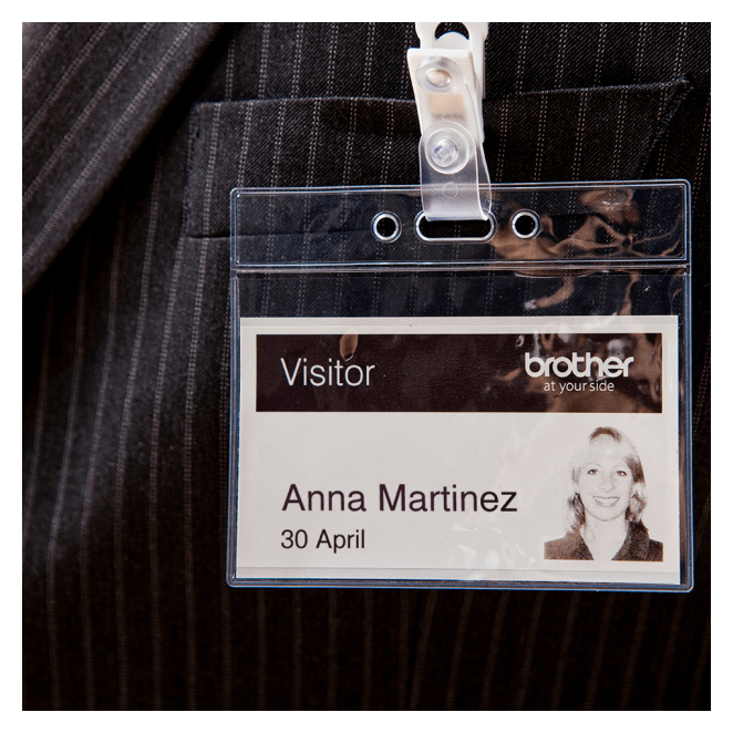 Brother QL-600B impresora de etiquetas Térmica directa 300 x 600 DPI 71 mm/s Alámbrico DK 3 Brother QL-600B impresora de etiquetas en uso