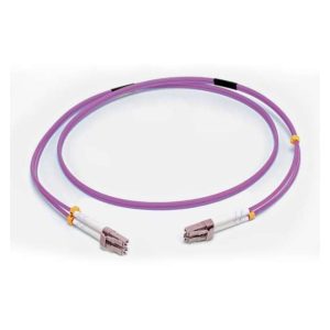 Cable de fibra óptica C2G de 2 metros, tipo LC/LC OM4, revestimiento LSZH, color violeta. SKU 81750
