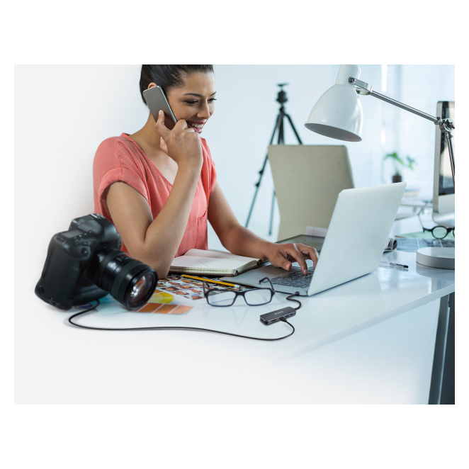 D-Link DUB-2325 base para portátil y replicador de puertos USB Tipo C Gris 3 D-Link DUB-2325 conectado a laptop y móvil