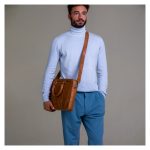 Maletín bronceado para portátil de 16 pulgadas de dbramante1928 con SKU BG16GT001496, ideal para uso profesional y ejecutivo