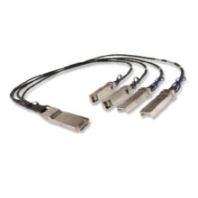Cable de fibra óptica e InfiniBand de 2 metros DELL con conectores QSFP+ 4x SFP+, SKU 470-ABXO, ideal para centros de datos. Color negro
