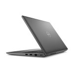 Vista lateral del portátil DELL Latitude 3450 modelo YM57N con pantalla de 14 pulgadas Full HD, procesador Intel Core Ultra 7 155U, 16 GB de memoria DDR5-SDRAM, almacenamiento SSD de 512 GB, conectividad Wi-Fi 6E y sistema operativo Windows 11 Pro en color gris.