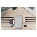 Vista frontal de la estación de acoplamiento Thunderbolt™ 3 8K de Digitus modelo DA-70895 conectada a un portátil, mostrando puertos USB Type-C™.