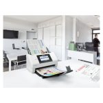 Vista frontal del escáner Epson WorkForce DS-790WN modelo B11B265401 con capacidad de escaneo de alta velocidad y conectividad inalámbrica