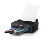Vista frontal de la impresora Epson Expression Photo HD XP-15000, ideal para fotografías de alta definición, SKU C11CG43402