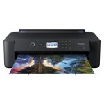Vista frontal de la impresora Epson Expression Photo HD XP-15000, ideal para fotografías de alta definición, SKU C11CG43402