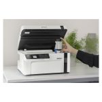 Impresora Epson EcoTank M2120 con tecnología de inyección de tinta, resolución de 1440 x 720 DPI, 32 ppm y conectividad Wi-Fi. SKU C11CJ18402.