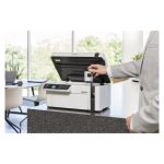 Impresora Epson EcoTank M2120 con tecnología de inyección de tinta, resolución de 1440 x 720 DPI, 32 ppm y conectividad Wi-Fi. SKU C11CJ18402.