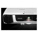 Proyector Epson EB-FH52 con resolución Full HD, 4000 lúmenes de brillo y contraste 16000:1, SKU V11H978040