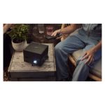 Proyector Epson EF-12 con tecnología láser, resolución Full HD, portabilidad y altavoces incorporados. SKU: V11HA14040