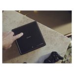 Proyector Epson EF-12 con tecnología láser, resolución Full HD, portabilidad y altavoces incorporados. SKU: V11HA14040