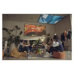 Proyector Epson EF-11 compacto con tecnología láser, alta resolución y SKU V11HA23040